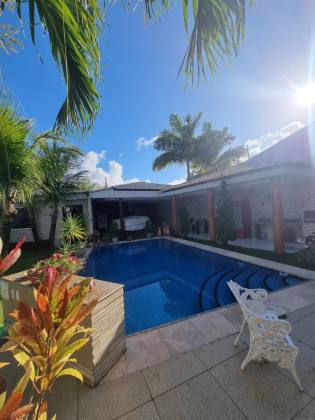 RESIDÊNCIA DE ALTO PADRÃO PRÓXIMA À PRAIA DE ATALAIA