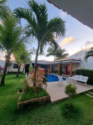 RESIDÊNCIA DE ALTO PADRÃO PRÓXIMA À PRAIA DE ATALAIA