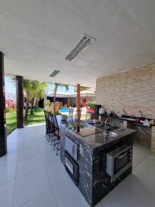 RESIDÊNCIA DE ALTO PADRÃO PRÓXIMA À PRAIA DE ATALAIA