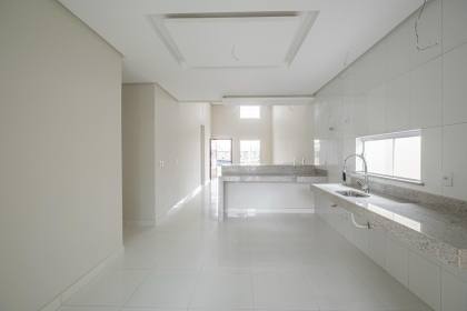 Casa à Venda no Condomínio Morada do Lago – A 800m da Praia!