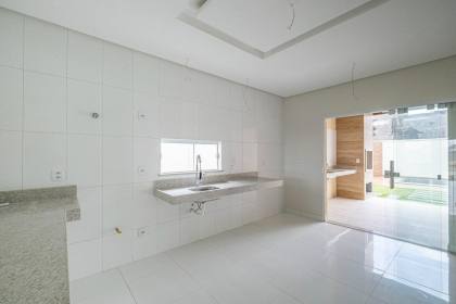 Casa à Venda no Condomínio Morada do Lago – A 800m da Praia!