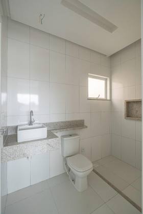 Casa à Venda no Condomínio Morada do Lago – A 800m da Praia!