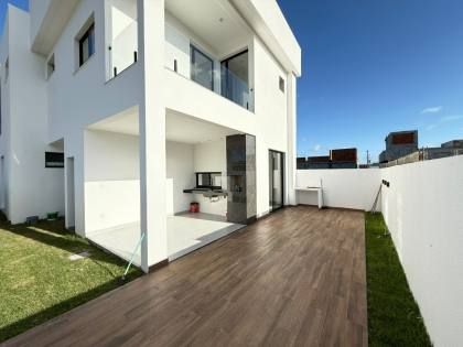 Belíssima Casa Duplex no Condomínio Villaredo Barra – Pé na Areia com Estrutura de Resort!