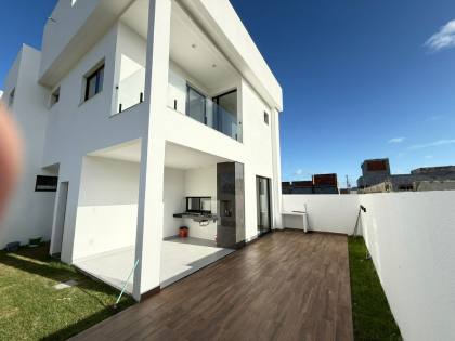 Belíssima Casa Duplex no Condomínio Villaredo Barra – Pé na Areia com Estrutura de Resort!