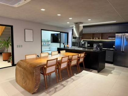 Belíssima casa à venda no Residencial Damha