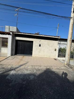 Casa à Venda em rua pública no Bairro 13 de Julho - Aracaju/SE
