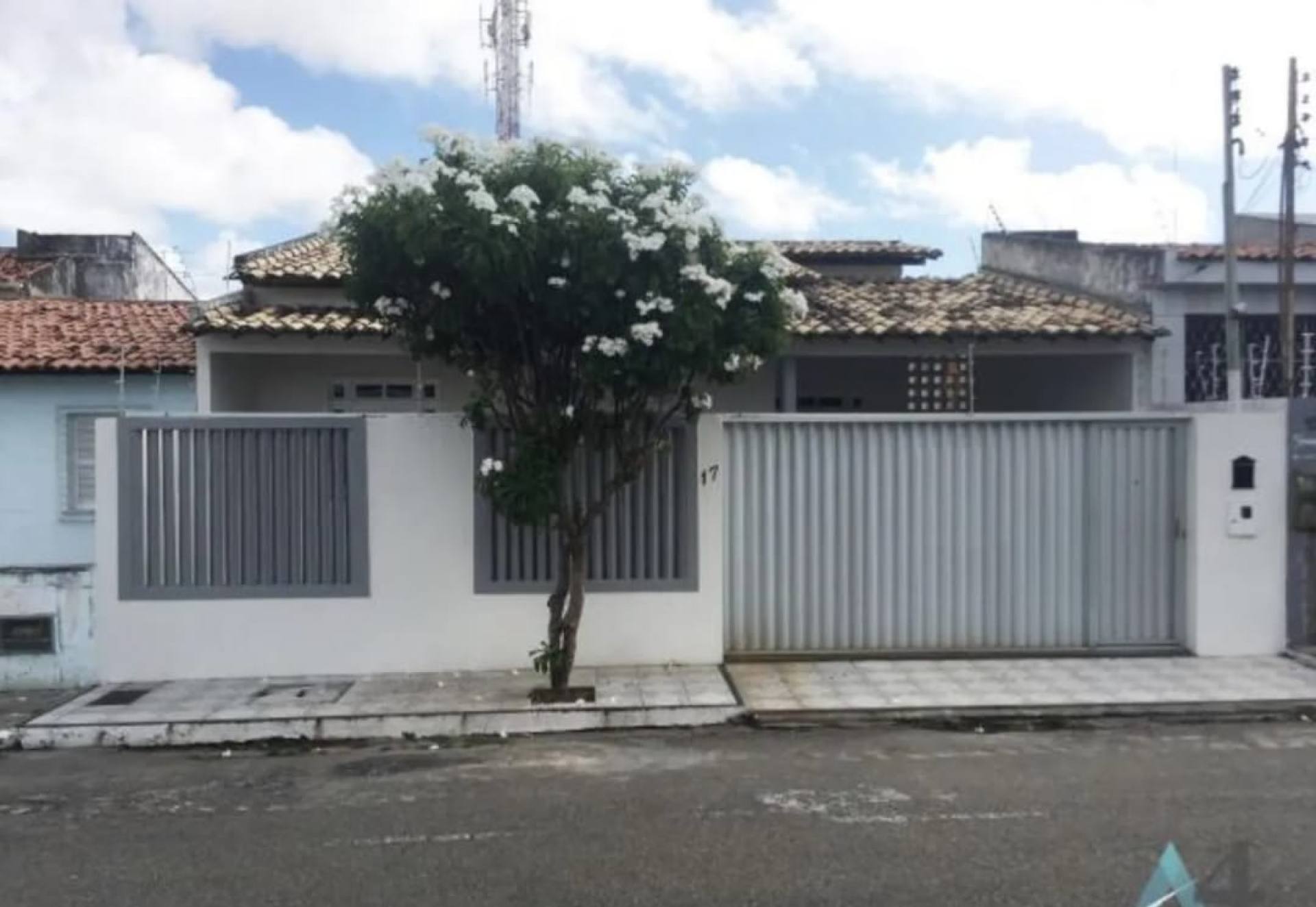 Casa à venda no Luzia-Conjunto Médici.