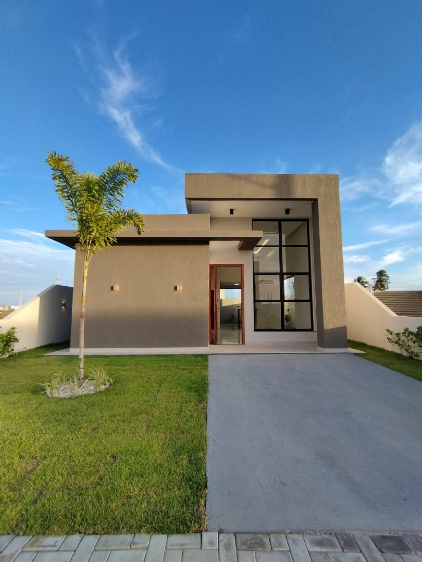 Casa Moderna com Pé Direito Alto no Condomínio Villaredo Barra – Viva Pé na Areia!