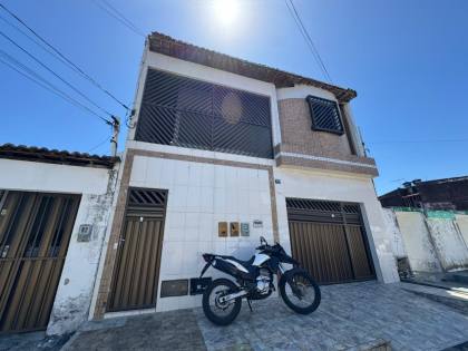 Casa em rua pública a venda com 2 pavimentos no Marcos Freire II