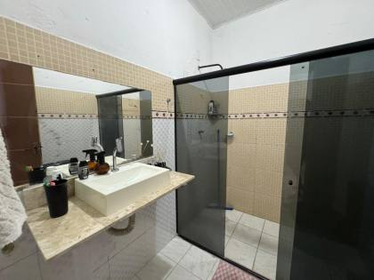 Casa em rua pública a venda com 2 pavimentos no Marcos Freire II