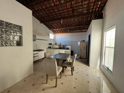 Casa em rua pública a venda com 2 pavimentos no Marcos Freire II