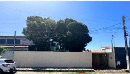 Casa em rua pública à Venda na Aruana