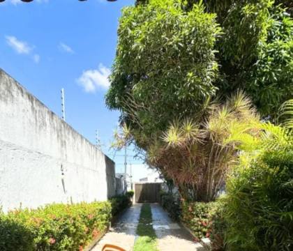 Casa em rua pública à Venda na Aruana