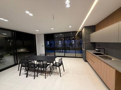 Casa a venda no Alphaville Sergipe - 4/4, piscina, acabamento diferenciado