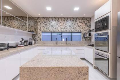 Casa à venda no Condomínio Costa Marina -4/4 | 3 suítes | Frente Leste | Área gourmet e piscina