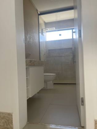 Casa à venda no Condomínio Costa Marina -4/4 | 3 suítes | Frente Leste | Área gourmet e piscina
