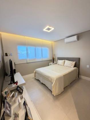 Casa à venda no Condomínio Portal do Sol - 4 suítes | 1 no térreo | Área gourmet com piscina | Próxima à praia