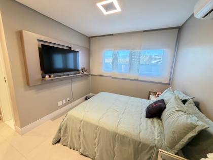 Casa à venda no Condomínio Portal do Sol - 4 suítes | 1 no térreo | Área gourmet com piscina | Próxima à praia