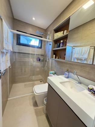 Casa à venda no Condomínio Portal do Sol - 4 suítes | 1 no térreo | Área gourmet com piscina | Próxima à praia