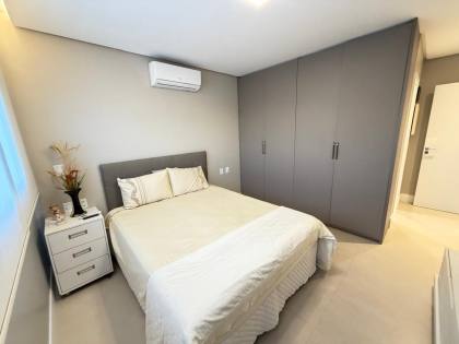 Casa à venda no Condomínio Portal do Sol - 4 suítes | 1 no térreo | Área gourmet com piscina | Próxima à praia