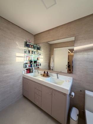 Casa à venda no Condomínio Portal do Sol - 4 suítes | 1 no térreo | Área gourmet com piscina | Próxima à praia