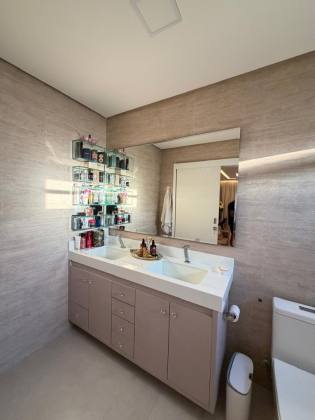 Casa à venda no Condomínio Portal do Sol - 4 suítes | 1 no térreo | Área gourmet com piscina | Próxima à praia