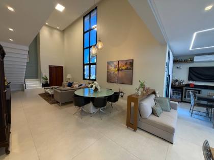 Casa à venda no Condomínio Portal do Sol - 4 suítes | 1 no térreo | Área gourmet com piscina | Próxima à praia