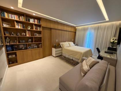 Casa à venda no Condomínio Portal do Sol - 4 suítes | 1 no térreo | Área gourmet com piscina | Próxima à praia