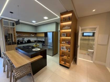 Casa à venda no Condomínio Portal do Sol - 4 suítes | 1 no térreo | Área gourmet com piscina | Próxima à praia