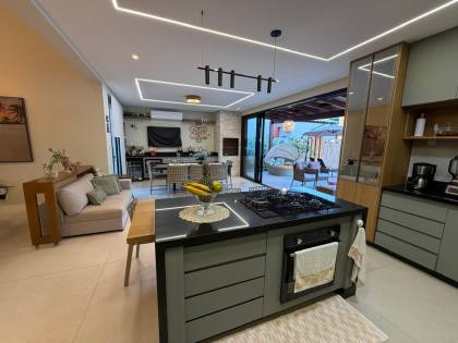 Casa à venda no Condomínio Portal do Sol - 4 suítes | 1 no térreo | Área gourmet com piscina | Próxima à praia