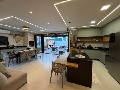 Casa à venda no Condomínio Portal do Sol - 4 suítes | 1 no térreo | Área gourmet com piscina | Próxima à praia
