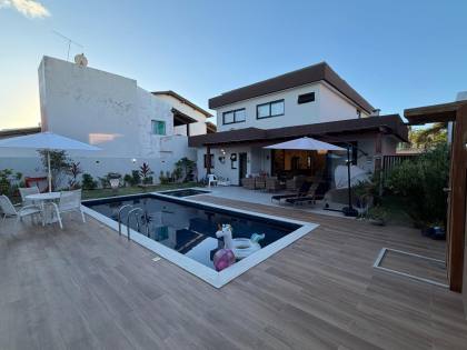 Casa à venda no Condomínio Portal do Sol - 4 suítes | 1 no térreo | Área gourmet com piscina | Próxima à praia