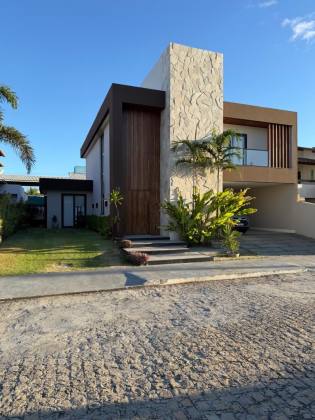 Casa à venda no Condomínio Portal do Sol - 4 suítes | 1 no térreo | Área gourmet com piscina | Próxima à praia