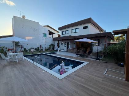 Casa à venda no Condomínio Portal do Sol - 4 suítes | 1 no térreo | Área gourmet com piscina | Próxima à praia