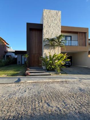 Casa à venda no Condomínio Portal do Sol - 4 suítes | 1 no térreo | Área gourmet com piscina | Próxima à praia