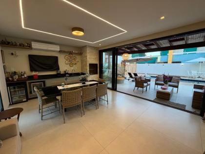 Casa à venda no Condomínio Portal do Sol - 4 suítes | 1 no térreo | Área gourmet com piscina | Próxima à praia