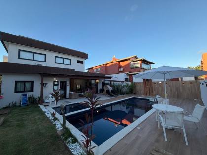 Casa à venda no Condomínio Portal do Sol - 4 suítes | 1 no térreo | Área gourmet com piscina | Próxima à praia