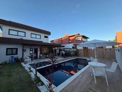 Casa à venda no Condomínio Portal do Sol - 4 suítes | 1 no térreo | Área gourmet com piscina | Próxima à praia