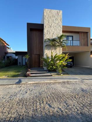 Casa à venda no Condomínio Portal do Sol - 4 suítes | 1 no térreo | Área gourmet com piscina | Próxima à praia