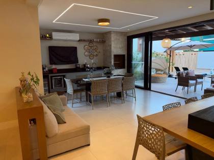 Casa à venda no Condomínio Portal do Sol - 4 suítes | 1 no térreo | Área gourmet com piscina | Próxima à praia
