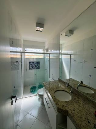 Casa Ampla com Piscina Privativa no Condomínio Biratan Carvalho