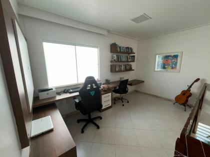 Casa Ampla com Piscina Privativa no Condomínio Biratan Carvalho