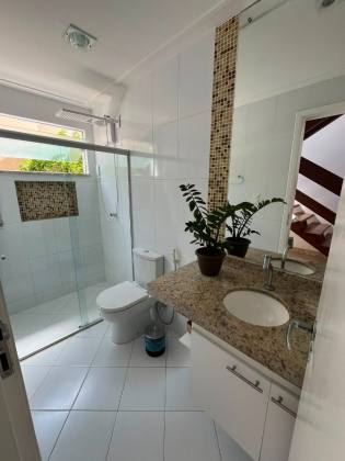 Casa Ampla com Piscina Privativa no Condomínio Biratan Carvalho