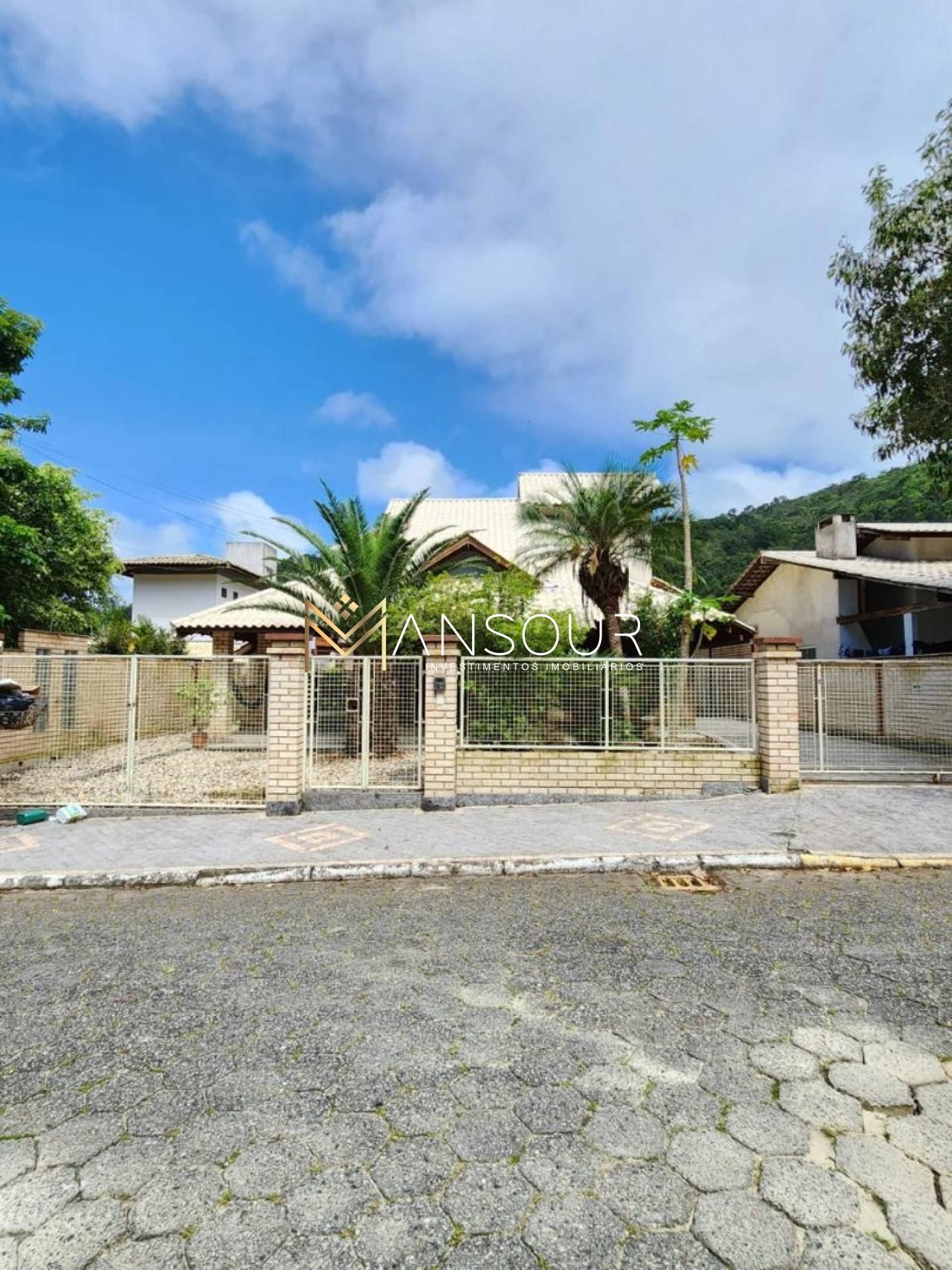 INVESTIMENTO SEGURO Casa 02 Dormitórios sendo 01 suíte com closet e sacada