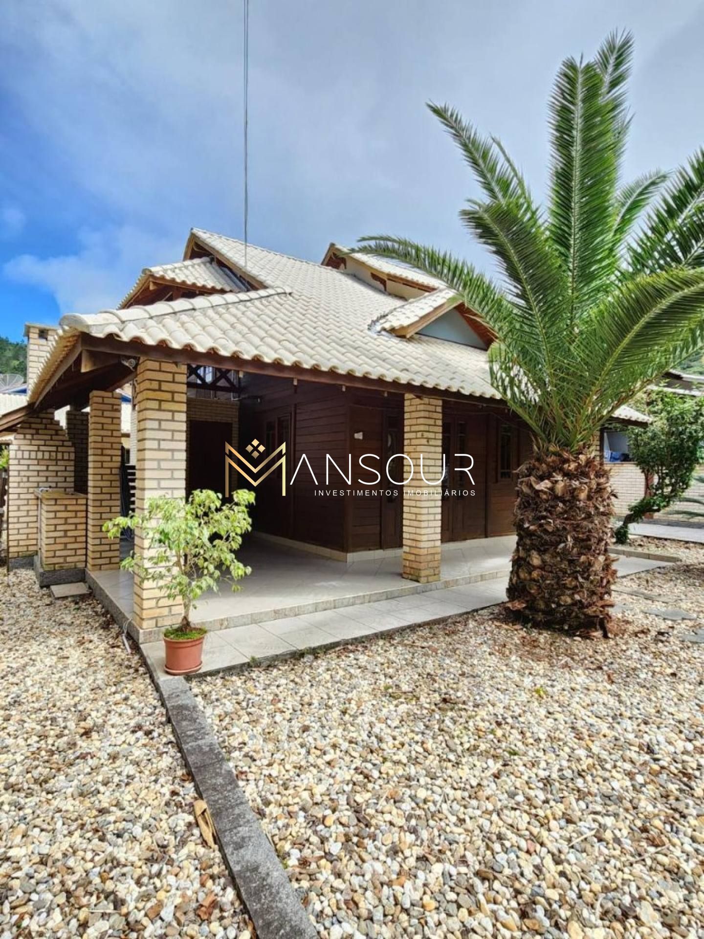 INVESTIMENTO SEGURO Casa 02 Dormitórios sendo 01 suíte com closet e sacada