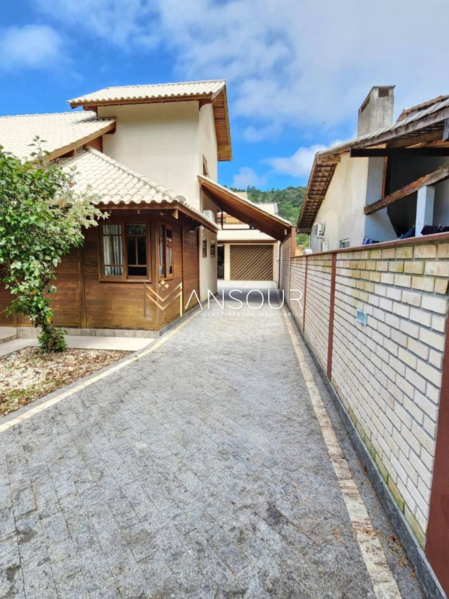INVESTIMENTO SEGURO Casa 02 Dormitórios sendo 01 suíte com closet e sacada