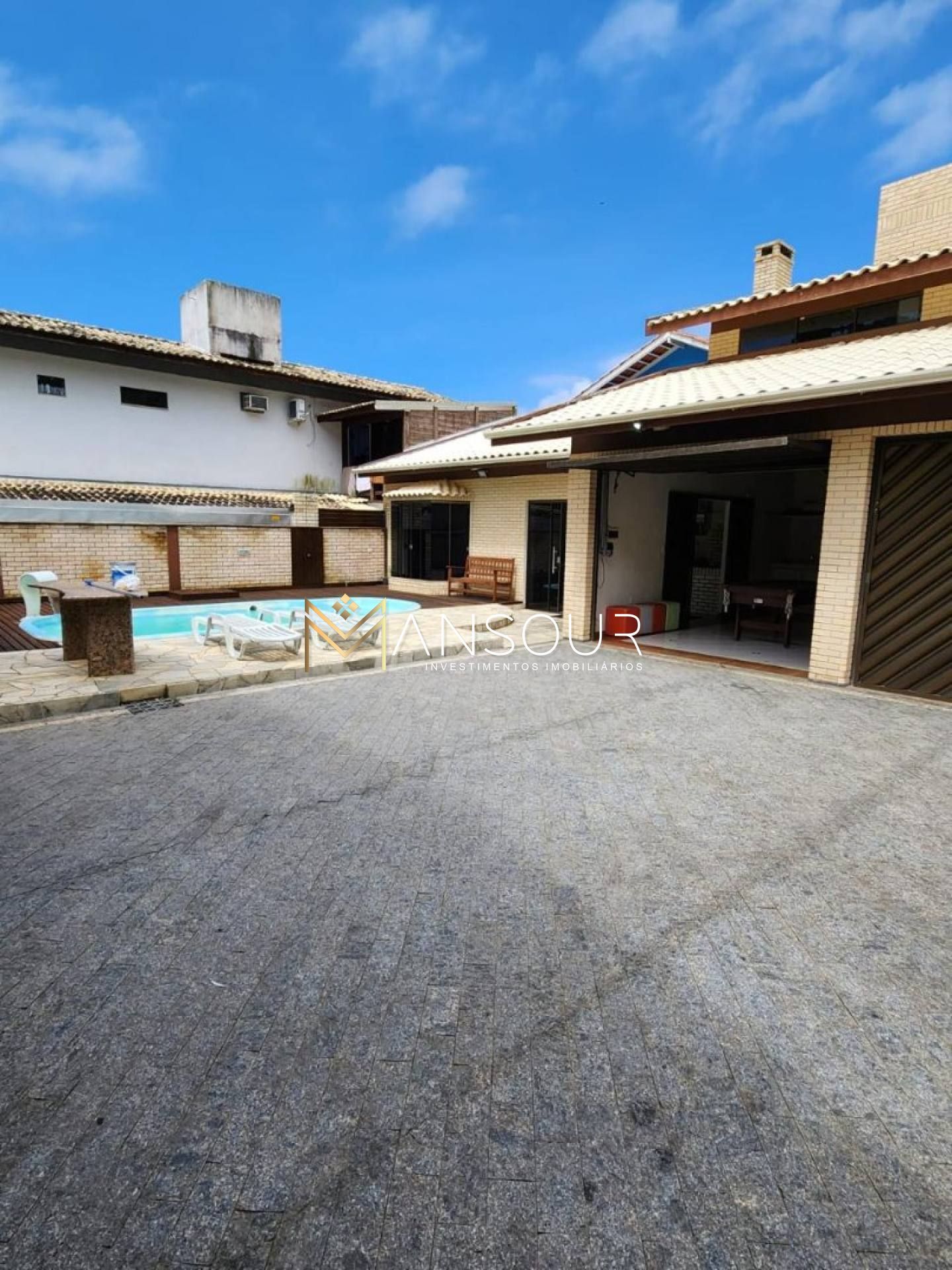 INVESTIMENTO SEGURO Casa 02 Dormitórios sendo 01 suíte com closet e sacada