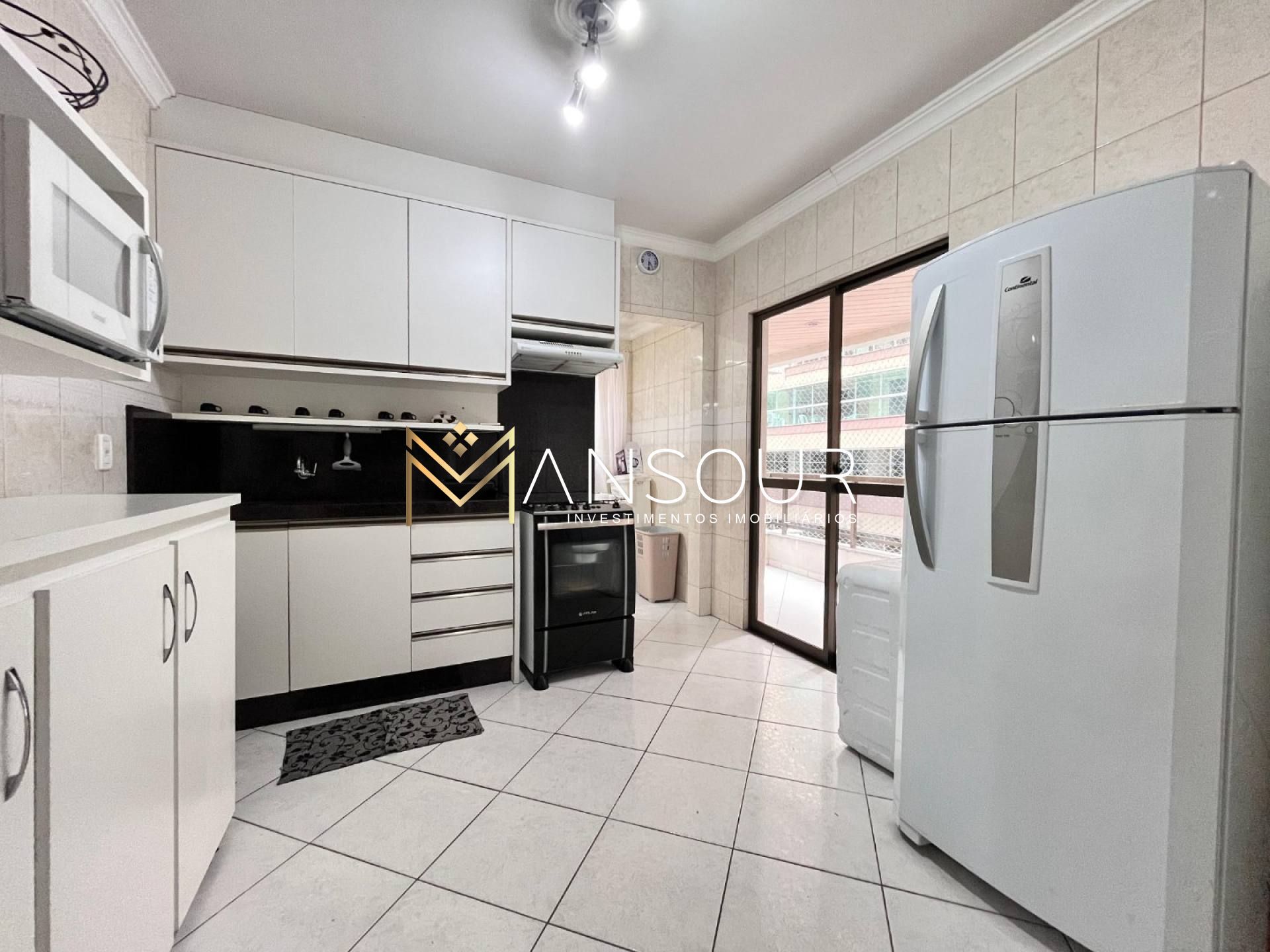 MEIA PRAIA Apartamento 04 Dormitórios sendo 01 suíte