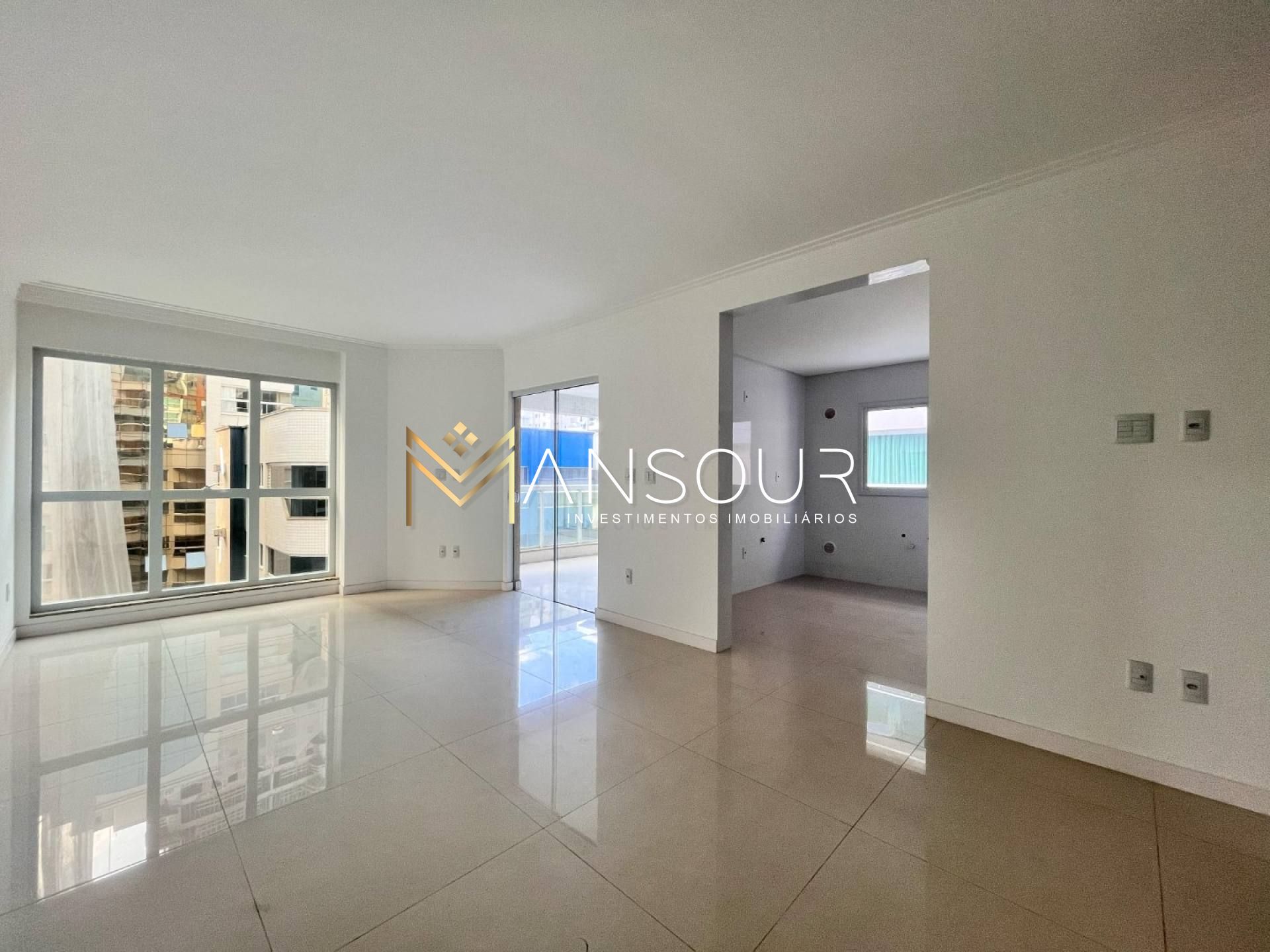 MEIA PRAIA Apartamento 03 suítes