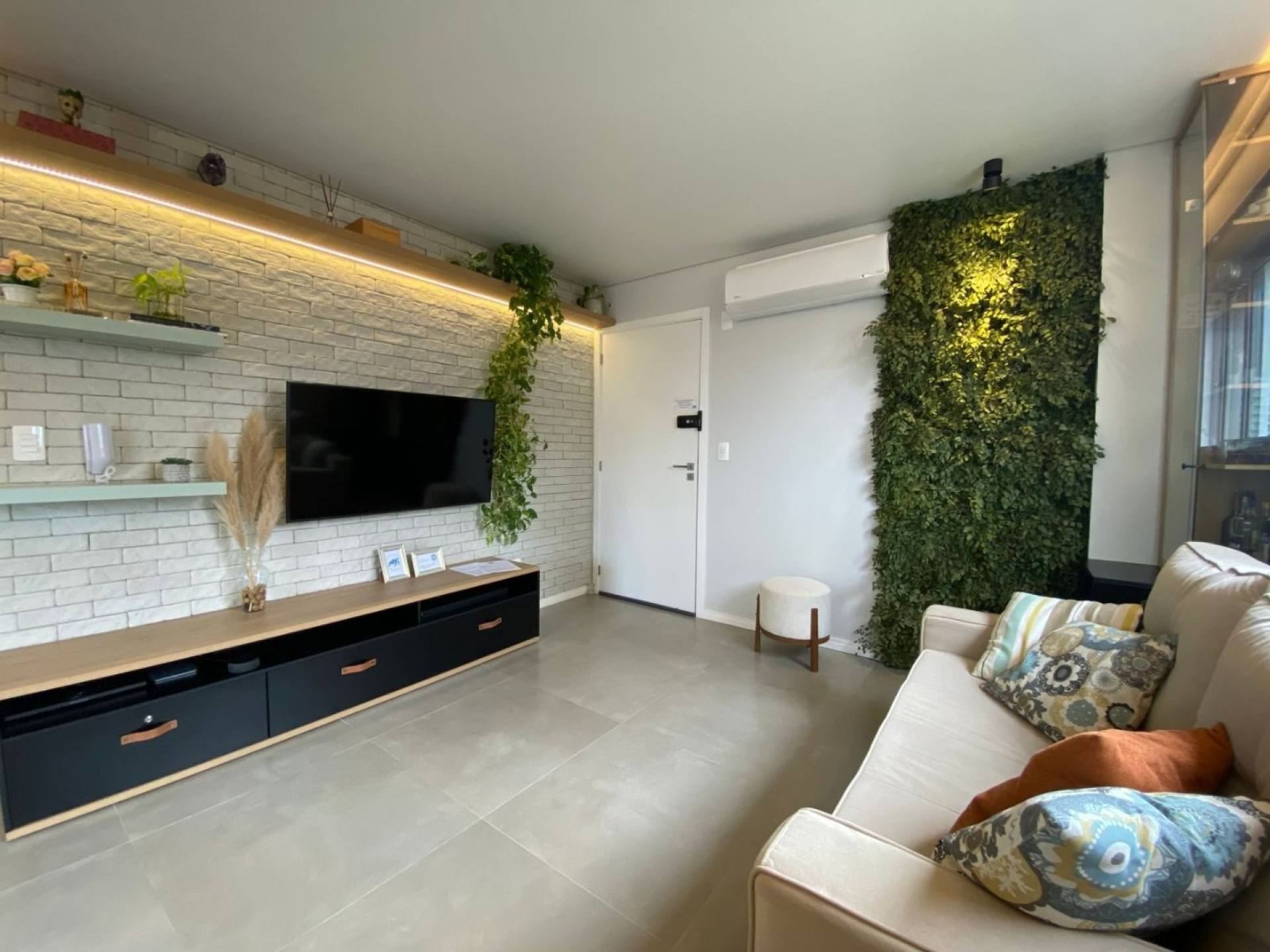 FINAMENTE MOBILIADO Apartamento 02 Dormitórios sendo 01 suíte